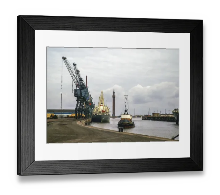 Framed Print : Frachtschiffe und der Schlepper Lady Sybil, Royal Dock mit Grimsby Dock Tower, Grimsby, Lincolnshire, England, UK September 1973 Framed Print : Frachtschiffe und der Schlepper Lady Sybil, Royal Dock mit Grimsby Dock Tower, Grimsby, Lincolnshire, England, UK September 1973