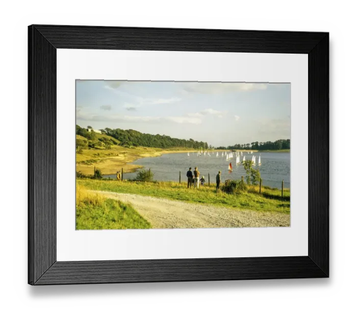 Framed Print : Segelboote auf dem Owen-Stausee, Derbyshire 1970