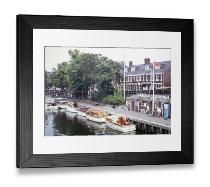 Framed Print : Boote auf dem Fluss Wensum, Norwich Yacht Station, Norwich, Norfolk, England, UK Juli 1970