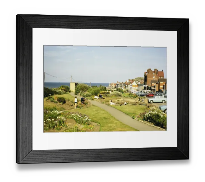 Framed Print : Vergnuegungsgaerten an der Promenade in Sheringham, Norfolk, England, UK Juli 1970 Framed Print : Vergnuegungsgaerten an der Promenade in Sheringham, Norfolk, England, UK Juli 1970