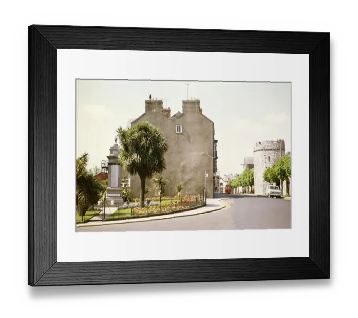 Framed Print : Kriegerdenkmal und mittelalterliche Stadtmauer, Tenby, Pembrokeshire, Wales, UK Mai 1970