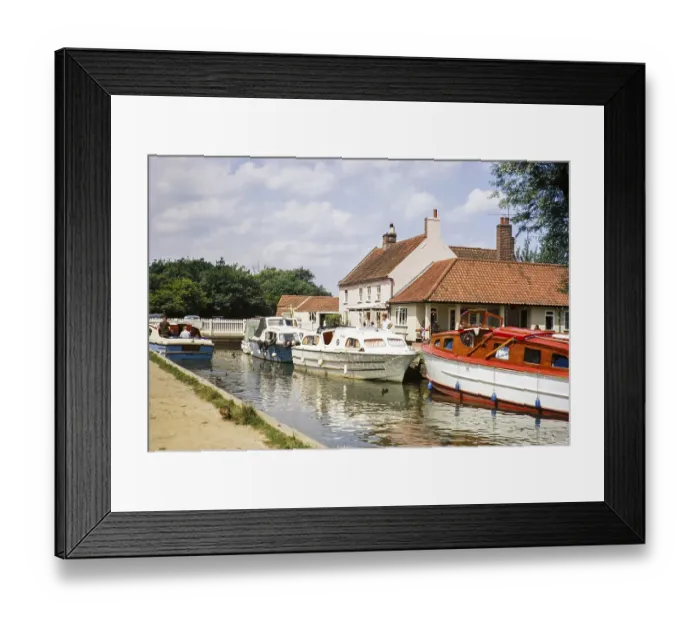 Framed Print : Boote vor dem Pub The Pleasure Boat inn in Hickling, Norfolk Broads, Norfolk, England, UK 1969