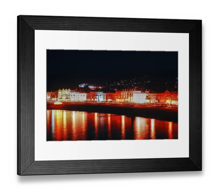 Framed Print : Nachts beleuchtete Gebaeude an der Strandpromenade, Llandudno, Nordwales, UK 6. September 1969