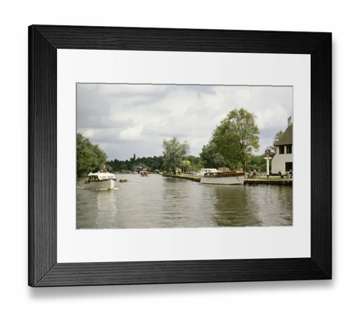 Framed Print : Boote und historische Haeuser im Dorf Horning, Norfolk Broads, Norfolk, England, UK, Juli 1970 Framed Print : Boote und historische Haeuser im Dorf Horning, Norfolk Broads, Norfolk, England, UK, Juli 1970