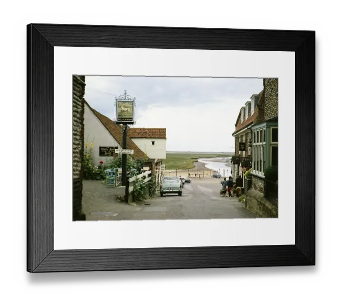 Framed Print : White Horse Hotel Pub, Blakeney, Norfolk, England, Grossbritannien, Juli 1970