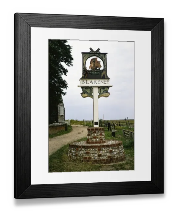 Framed Print : Dorfschild, Blakeney, Norfolk, England, UK, Juli 1970 Framed Print : Dorfschild, Blakeney, Norfolk, England, UK, Juli 1970