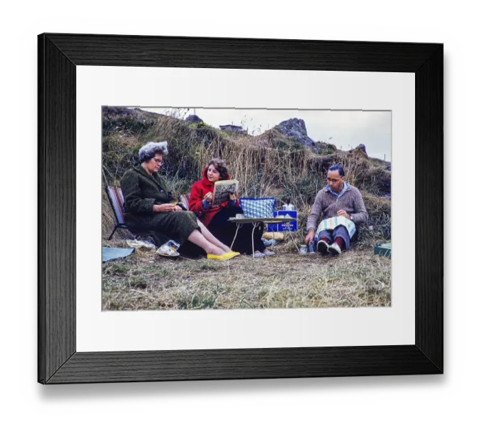 Framed Print : Familienpicknick mit Mutter, Vater und Tochter, in warmer Kleidung im britischen Sommer, England, UK 1961 Framed Print : Familienpicknick mit Mutter, Vater und Tochter, in warmer Kleidung im britischen Sommer, England, UK 1961