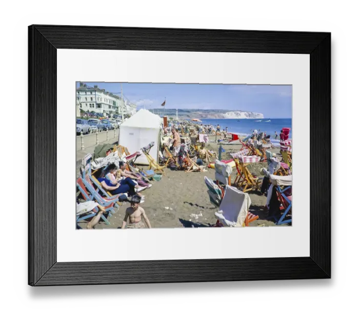 Framed Print : Menschenmassen von Urlaubern am Strand von Sandown, Isle of Wight, England, UK 1962