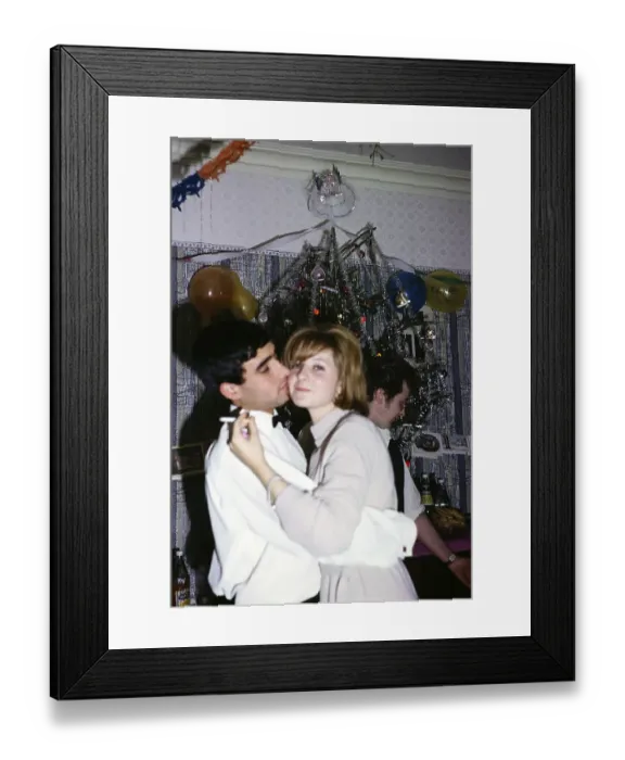 Framed Print : Weihnachts- oder Neujahrsfest im Kreise der Familie und Freunde, 1965-1966