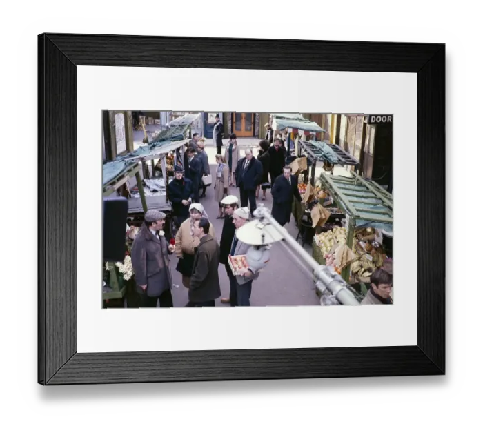 Framed Print : Schauspieler, die in einer ITV-Aussenproduktion auf einem Strassenmarkt oder in einer Kulisse auftreten, England, Vereinigtes Koenigreich 1960er Jahre, vermutlich Market on Honey Lane, Serie 1967-69 in Soho, London, Boom-Mikrofon im Vordergrund Framed Print : Schauspieler, die in einer ITV-Aussenproduktion auf einem Strassenmarkt oder in einer Kulisse auftreten, England, Vereinigtes Koenigreich 1960er Jahre, vermutlich Market on Honey Lane, Serie 1967-69 in Soho, London, Boom-Mikrofon im Vordergrund