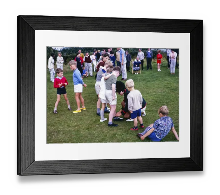 Framed Print : Kinder bei sportlicher Betaetigung im Sommerferienlager, Corton, Suffolk, England, UK 1966