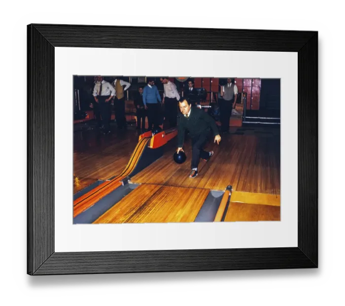 Framed Print : Mann mit Pfeife im Mund beim Ten-Pin-Bowling, England, UK 1962