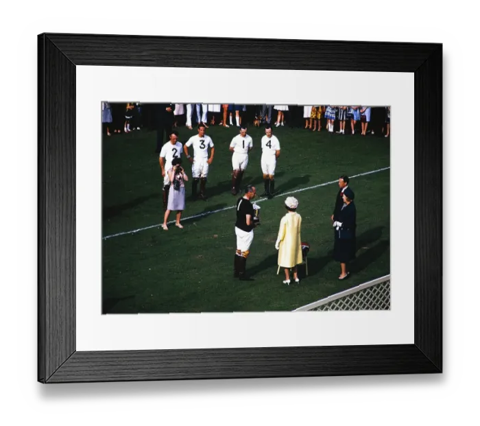 Framed Print : Koenigin Elizabeth bei der Verleihung eines Pokals bei einem Poloturnier, August 1966, vermutlich auf Smith's Lawn, Windsor Great Park