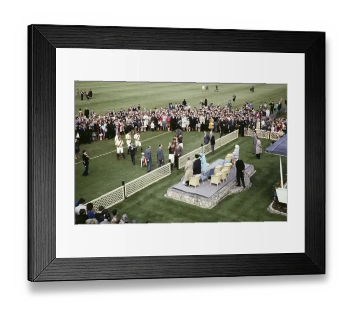 Framed Print : Seine Koenigliche Hoheit Prinz Philip, Herzog von Edinburgh, winkt bei einem Poloturnier, August 1966 Smith's Lawn, Windsor Great Park Framed Print : Seine Koenigliche Hoheit Prinz Philip, Herzog von Edinburgh, winkt bei einem Poloturnier, August 1966 Smith's Lawn, Windsor Great Park