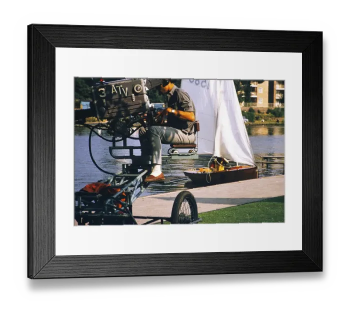 Framed Print : Kameramann des Fernsehsenders ATV, ITV, Aussenuebertragung, Grossbritannien 1964 Segelveranstaltung auf der Themse