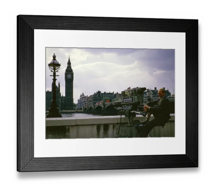 Framed Print : ATV-TV-Kameramann Mike Whitcutt vor dem Start des Telstar-Satelliten, Westminster Bridge, London, England, Vereinigtes Koenigreich, Juli 1962