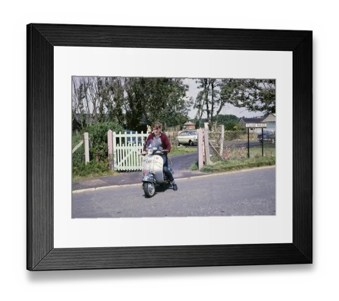 Framed Print : Jugendlicher auf Vespa GS Motorroller ohne Helm, Culver Parade, Sandown, Isle of Whight, England, UK 1962 Framed Print : Jugendlicher auf Vespa GS Motorroller ohne Helm, Culver Parade, Sandown, Isle of Whight, England, UK 1962