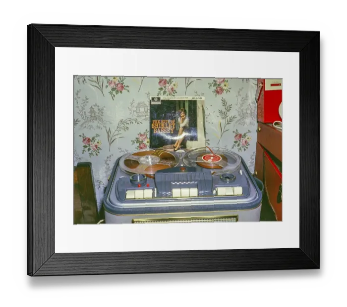 Framed Print : Spulentonbandgeraet mit Shirley Bassey LP-Schallplatte, UK 1963