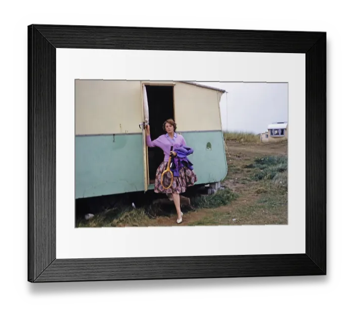 Framed Print : Junge Frau mit Tennisschlaeger, die aus einem Wohnwagen auf einem Wohnwagenplatz aussteigt, England, UK, 1961