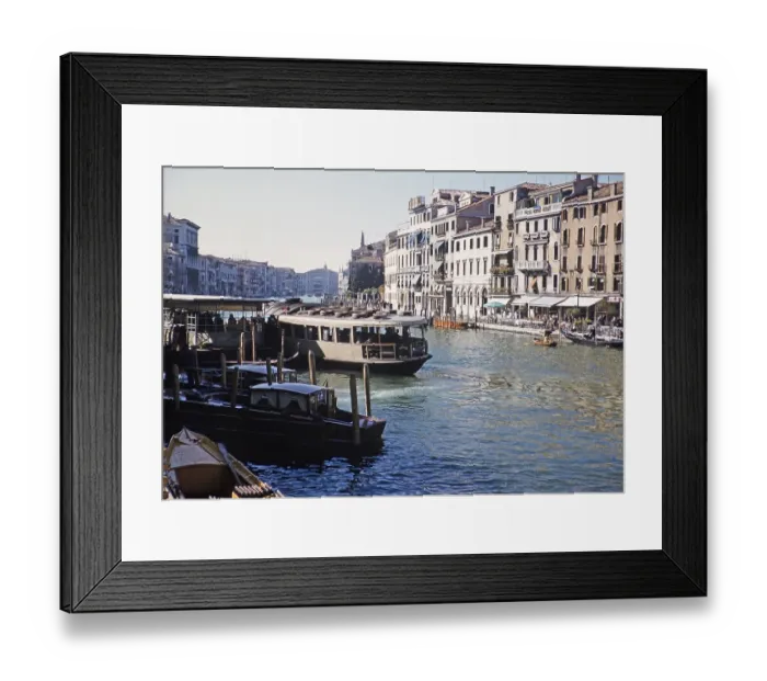 Framed Print : Kanalboote neben der Ponte Rialto, im Canal Grande, Venedig, Italien, 1959
