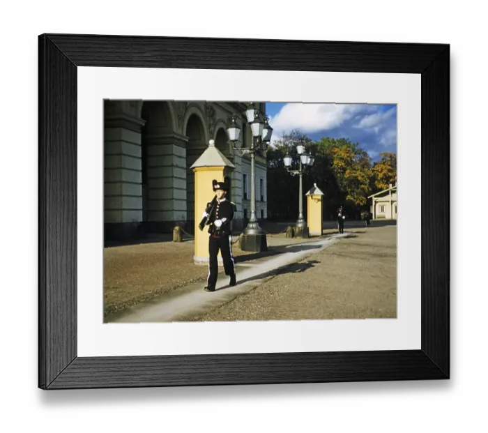 Framed Print : Soldaten bewachen den Koenigspalast, Oslo, Norwegen, 1958 Framed Print : Soldaten bewachen den Koenigspalast, Oslo, Norwegen, 1958