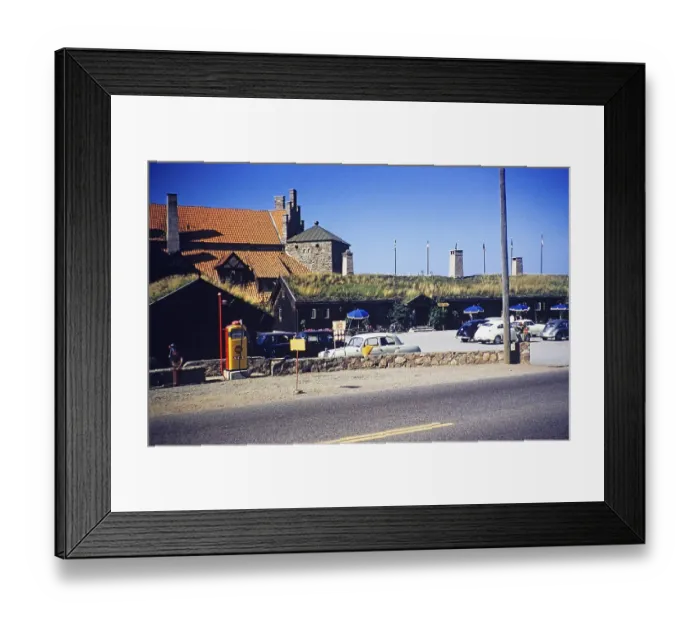 Framed Print : Tankstelle und Restaurant am Strassenrand mit davor geparkten Autos, Schweden, 1958