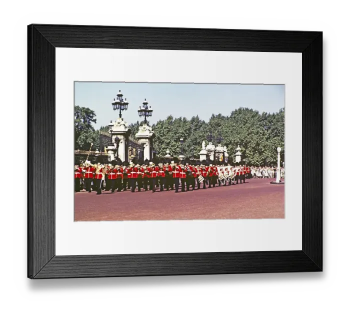 Framed Print : Marschierende Gardisten, Wachabloesung, Buckingham Palace, London, England, Grossbritannien, Ende der 1950er, Anfang der 1960er Jahre Framed Print : Marschierende Gardisten, Wachabloesung, Buckingham Palace, London, England, Grossbritannien, Ende der 1950er, Anfang der 1960er Jahre