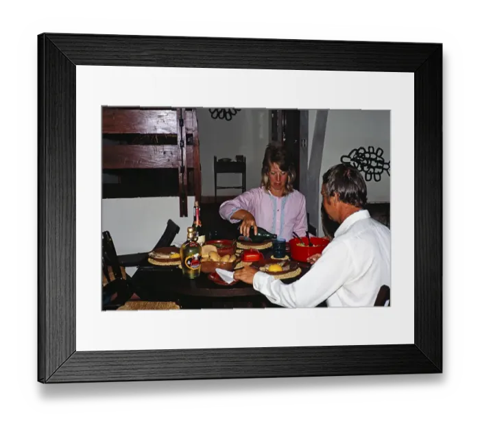 Framed Print : Mann und Frau sitzen am Tisch in einem portugiesischen Restaurant, sie schenkt ihrem Mann ein, 1971