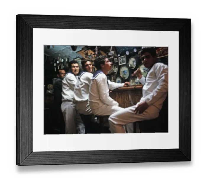 Framed Print : Matrosen sitzen auf Hockern in einer Bar in Italien 1966 Framed Print : Matrosen sitzen auf Hockern in einer Bar in Italien 1966
