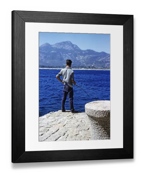 Framed Print : Mann mit Angelrute am Kai, Calvi, Korsika, Frankreich, Ende der 1950er Jahre Framed Print : Mann mit Angelrute am Kai, Calvi, Korsika, Frankreich, Ende der 1950er Jahre