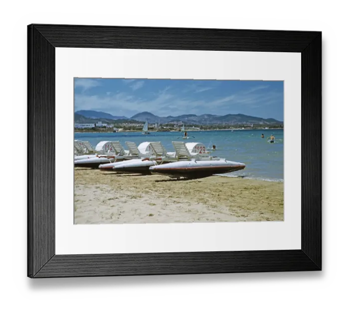 Framed Print : Badegaeste am Sandstrand von Pedalos, Insel Ibiza, Balearen, Spanien, 1950er Jahre Framed Print : Badegaeste am Sandstrand von Pedalos, Insel Ibiza, Balearen, Spanien, 1950er Jahre