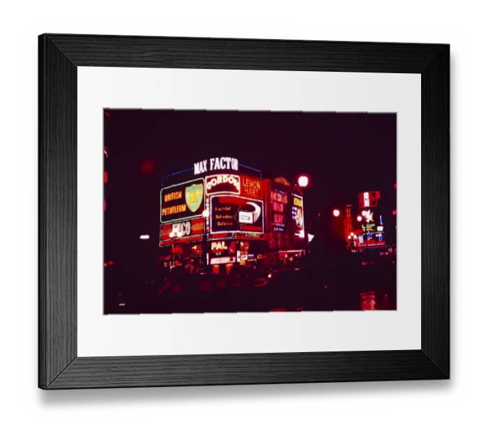 Framed Print : Neon-Werbeschilder bei Nacht Piccadilly Circus, London, England, UK 1957 - Max Factor, British Petroluem BP, Gordons, Lemon Hart, London Pavilion Kino mit Kirk Douglas in Paths of Glory