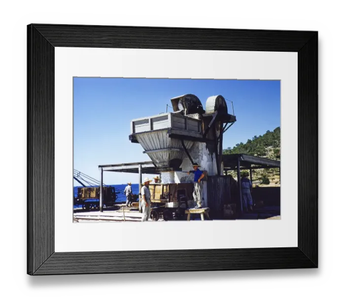 Framed Print : Arbeiter in der Salzproduktion, Salinera de Sa Canal, Ibiza, Balearen, Spanien in den 1950er Jahren Framed Print : Arbeiter in der Salzproduktion, Salinera de Sa Canal, Ibiza, Balearen, Spanien in den 1950er Jahren