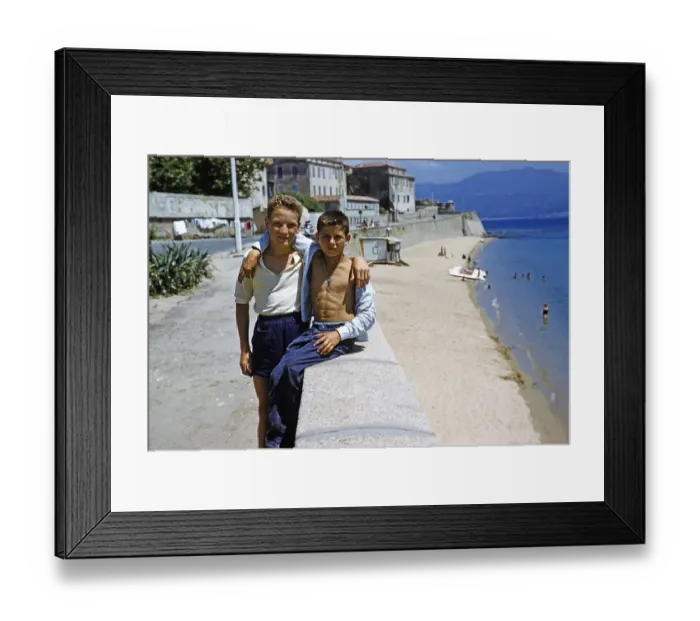 Framed Print : Zwei befreundete Jungen mit umschlungenen Armen an einer Mauer ueber einem Sandstrand, Calvi, Korsika, Frankreich, 1950er Jahre Framed Print : Zwei befreundete Jungen mit umschlungenen Armen an einer Mauer ueber einem Sandstrand, Calvi, Korsika, Frankreich, 1950er Jahre