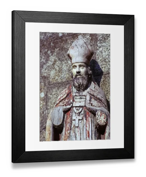 Framed Print : Mittelalterliche religioese Holzskulptur eines Bischofs, Bretagne, Frankreich, Standort nicht bekannt, 1974 Framed Print : Mittelalterliche religioese Holzskulptur eines Bischofs, Bretagne, Frankreich, Standort nicht bekannt, 1974