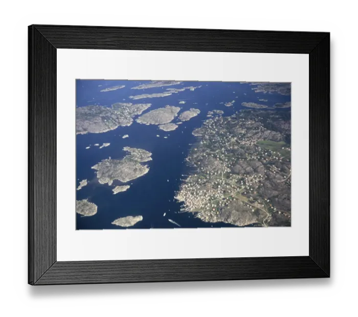 Framed Print : Luftaufnahme eines Kuestengebiets mit kleinen Inseln, auf denen Einfamilienhaeuser stehen, Skandinavien, 1970 vermutlich in der Naehe von Goeteborg