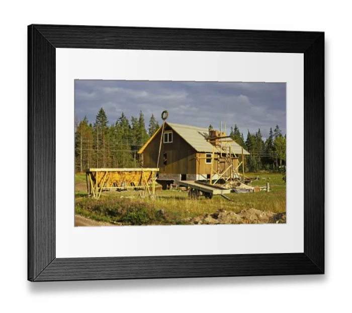 Framed Print : Bau eines kleinen Holzhauses auf dem Lande, im Wald, Schweden 1970 Framed Print : Bau eines kleinen Holzhauses auf dem Lande, im Wald, Schweden 1970