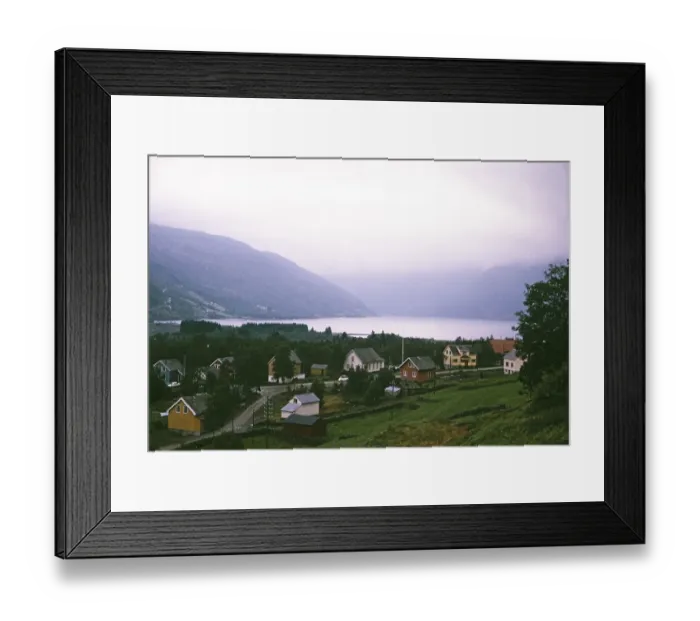 Framed Print : Haeuser im Dorf Roldal, Vestland, Norwegen, 1970 Berge und Roldalsvatnet Fjord im Hintergrund
