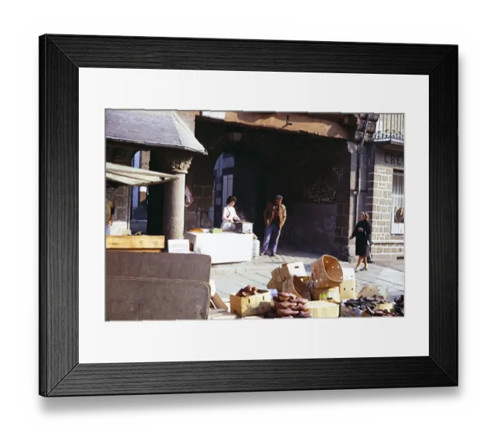 Framed Print : Stand eines Strassenhaendlers und Menschen auf dem Marktplatz von Quimper, Bretagne, Frankreich im Jahr 1974