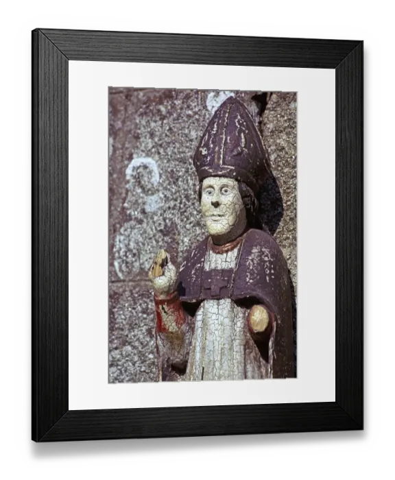 Framed Print : Mittelalterliche religioese Holzskulptur eines Bischofs, Bretagne, Frankreich, Standort nicht bekannt, 1974