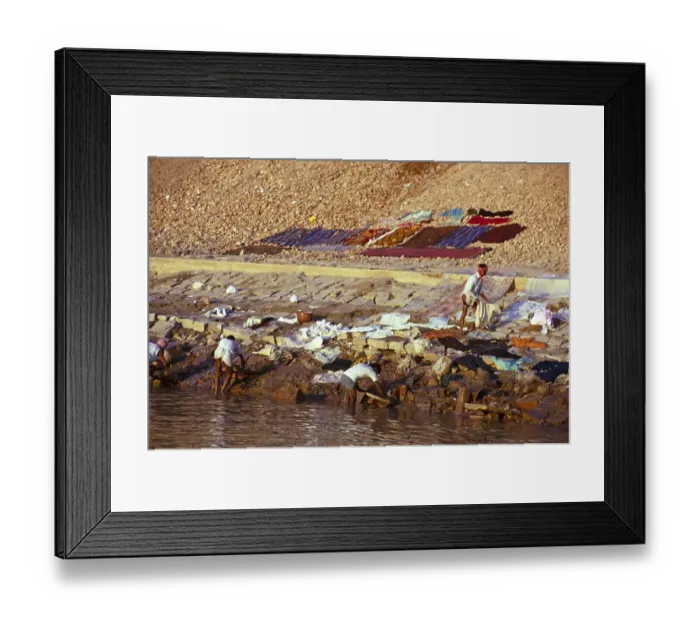 Framed Print : Waesche aus Steinen zum Trocknen des Flusses Ganges, Varanasi, Indien 1974