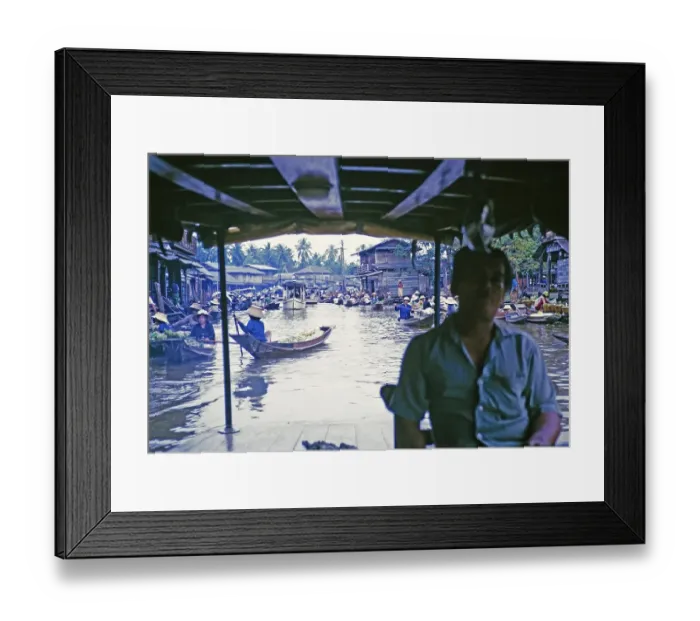 Framed Print : Schwimmende Marktboote und Verkaeufer auf den Wasserstrassen in der Naehe von Bangkok, Thailand, Asien, 1964, Asia