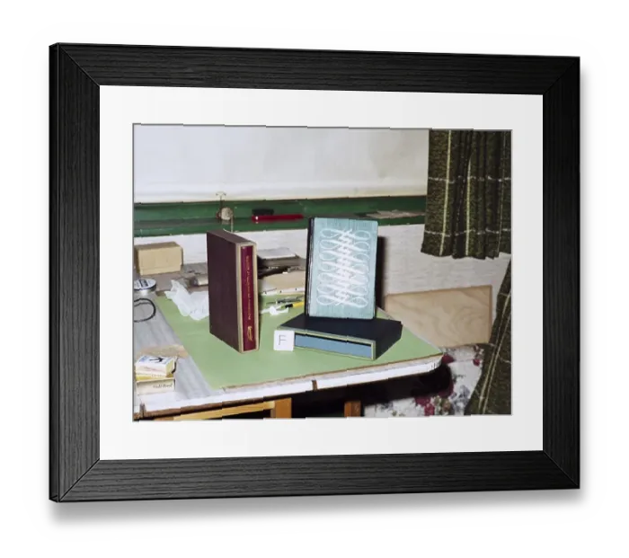 Framed Print : Buchbinderei-Display mit Buechern in Schubern auf einem Tisch, UK 1970er Jahre