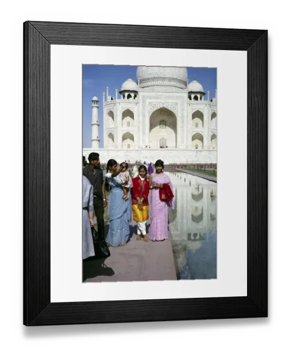 Framed Print : Indische Touristenfamilie auf dem Gelaende des Taj Mahal, Agra, Indien, 1964 Frauen in Saris