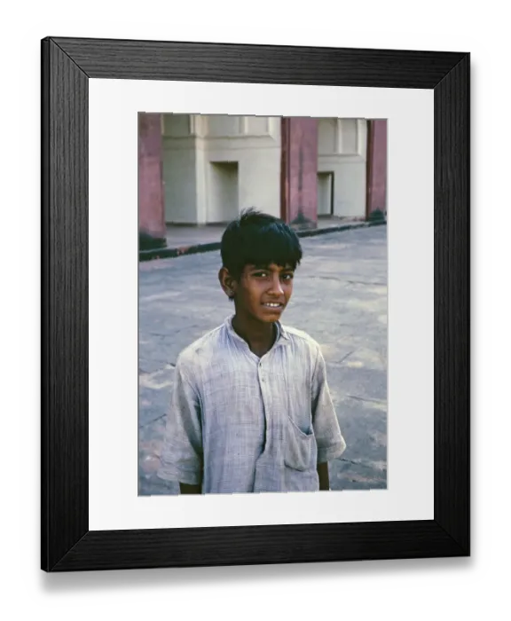Framed Print : Kopf-Schulter-Portraet eines Jungen mit schmutzigem Hemd in Uttar Pradesh, Indien 1964 Framed Print : Kopf-Schulter-Portraet eines Jungen mit schmutzigem Hemd in Uttar Pradesh, Indien 1964