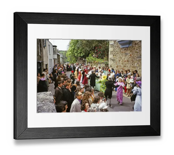 Framed Print : Flora Day, Helston, Cornwall, England, UK 1973 - Menschenmassen beobachten Paare, die in den Strassen der Stadt den Furry-Tanz auffuehren