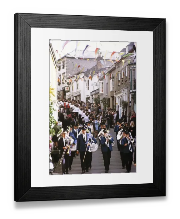 Framed Print : Flora Day, Helston, Cornwall, England, UK 1973 - Menschenmassen beobachten Paare, die in den Strassen der Stadt den Furry-Tanz auffuehren Framed Print : Flora Day, Helston, Cornwall, England, UK 1973 - Menschenmassen beobachten Paare, die in den Strassen der Stadt den Furry-Tanz auffuehren