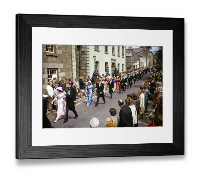 Framed Print : Flora Day, Helston, Cornwall, England, Vereinigtes Koenigreich 1973 - Menschenmengen beobachten Paare, die in den Strassen der Stadt den Furry-Tanz auffuehren