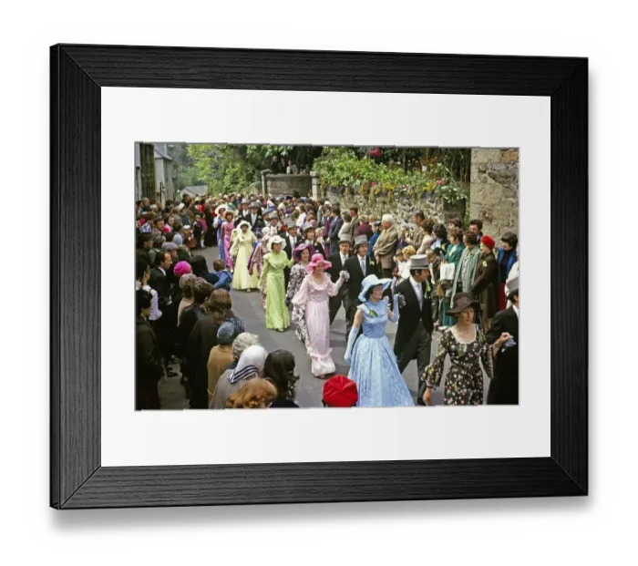 Framed Print : Flora Day, Helston, Cornwall, England, UK 1973 - Menschenmassen beobachten Paare, die in den Strassen der Stadt den Furry-Tanz auffuehren