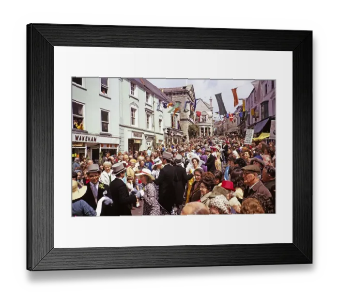 Framed Print : Flora Day, Helston, Cornwall, England, UK 1973 - Menschenmassen beobachten Paare, die in den Strassen der Stadt den Furry-Tanz auffuehren